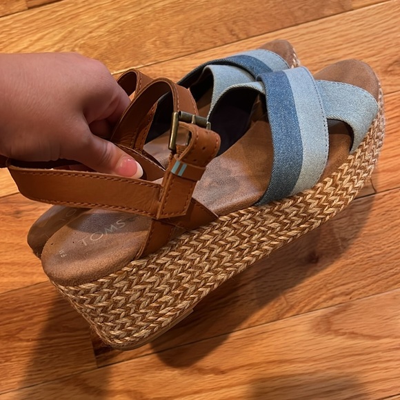 Size 8 TOMS platform sandals. Good used condition - Picture 2 of 3